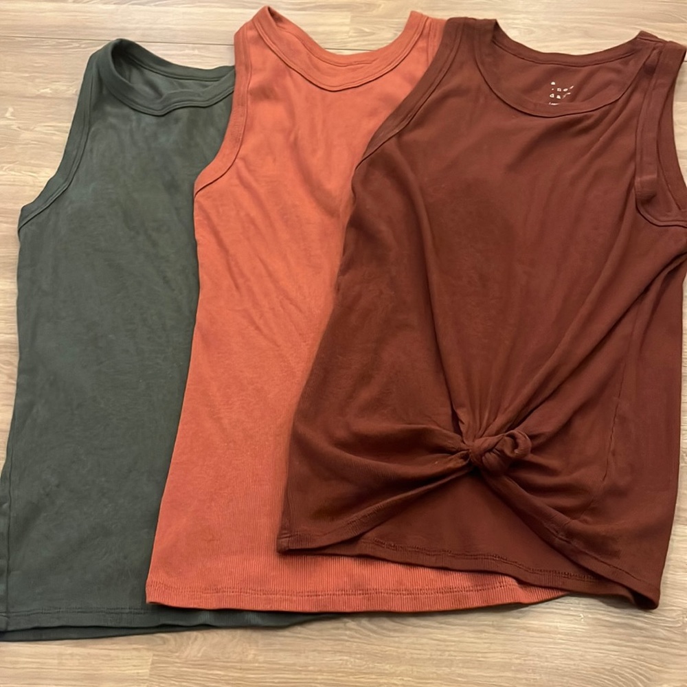 Lot of 3 ribbed tanks